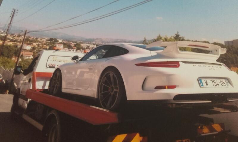 Transport de voitures de luxe pour concession Porsche